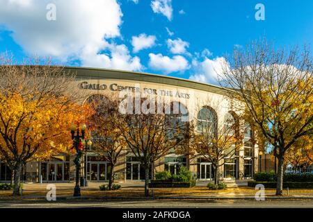 Die Gallo Center für die Künste in Modesto Kalifornien USA mit Weihnachtsschmuck auf der Leuchten Stockfoto