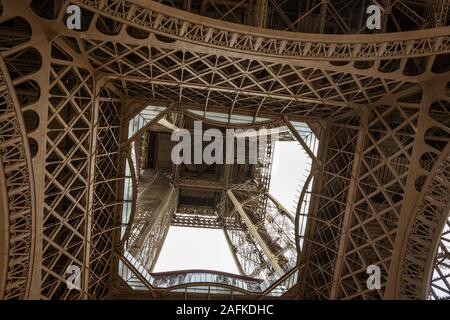 Schöne Aussicht auf den Eiffelturm im Winter. Schwere Himmel über der Eiffelturm, das Wahrzeichen von Paris, Frankreich Stockfoto