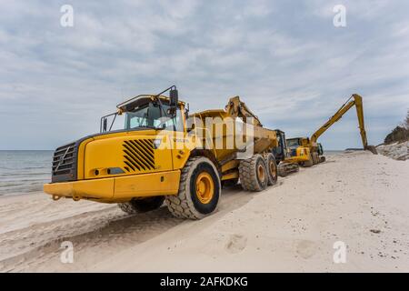 Baumaschinen am Strand in Karwia, Polen. Stockfoto