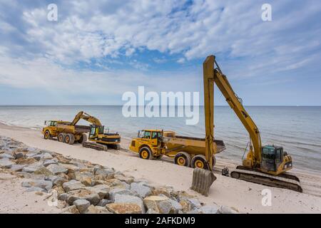 Baumaschinen am Strand in Karwia, Polen. Stockfoto