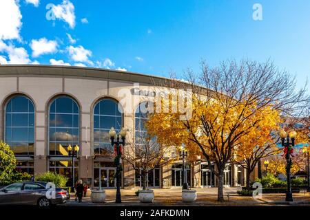 Die Gallo Center für die Künste in Modesto Kalifornien USA mit Weihnachtsschmuck auf der Leuchten Stockfoto