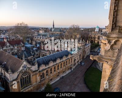 Blick auf Brasenose College, Wasserspeier, Universität Kirche St. Maria, der Jungfrau, Universität Oxford, Oxford, Oxfordshire, England, UK, GB. Stockfoto