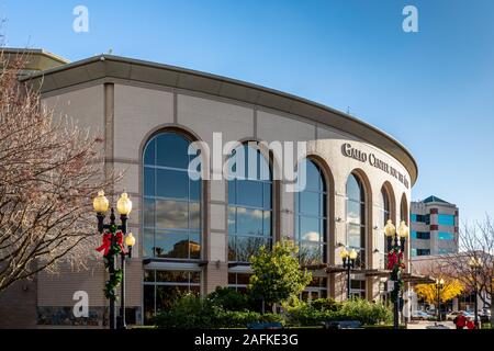 Die Gallo Center für die Künste in Modesto Kalifornien USA mit Weihnachtsschmuck auf der Leuchten Stockfoto