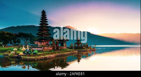 Pura Ulun Danu Bratan, Hindu Tempel auf Bratan See Landschaft, einem der berühmtesten Sehenswürdigkeit in Bali, Indonesien Stockfoto