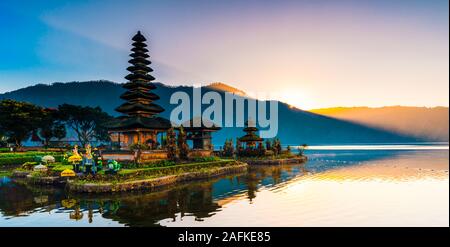 Pura Ulun Danu Tempel auf dem See Bratan in Bali, Indonesien ist ein großer Wassertempel auf Bali. Bali Attraktionen und Wahrzeichen in Asien Stockfoto