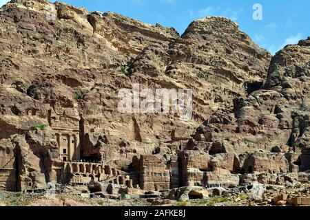 Wadi Musa, Jordanien - März 06, 2019: Unbekannter Touristen in UNESCO-Weltkulturerbe von Petra mit königlichen Gräbern, eine bevorzugte Touristenattraktion in M Stockfoto