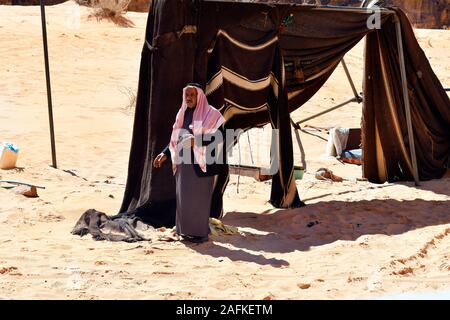 Wadi Rum, Jordanien - März 07, 2019: Unbekannter Beduinen in traditioneller Kleidung im UNESCO-Weltkulturerbe im Nahen Osten Stockfoto