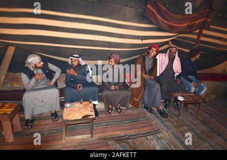 Wadi Rum, Jordanien - März 07, 2019: Gruppe der nicht identifizierten Bedouin Bewohner in traditioneller Kleidung Rest in einem Zelt in der UNESCO-Welterbe Stockfoto