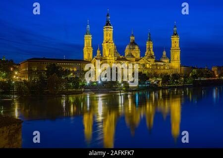 Kathedrale, Basilca El Pilar in Zaragoza, Aragon, Spanien, Europa an der blauen Stunde mit Fluss Ebro in der Front, mit Langzeitbelichtung gemacht Stockfoto