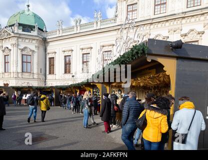 Wiener Weihnachtsmarkt; Menschen einkaufen an den Ständen des Weihnachtsmarktes; das Belvedere, Wien Österreich Europa Stockfoto