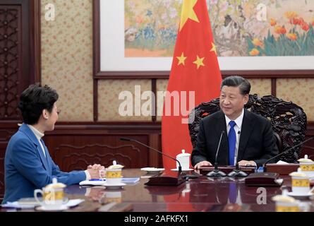 Peking, China. 16 Dez, 2019. Der chinesische Präsident Xi Jinping trifft sich mit Chief Executive von Hong Kong Special Administrative Region (HKSAR) Carrie Lam in Peking, der Hauptstadt von China, Dez. 16, 2019. Carrie Lam ist auf eine Pflicht Besuch in Peking. Credit: Li Xueren/Xinhua/Alamy leben Nachrichten Stockfoto