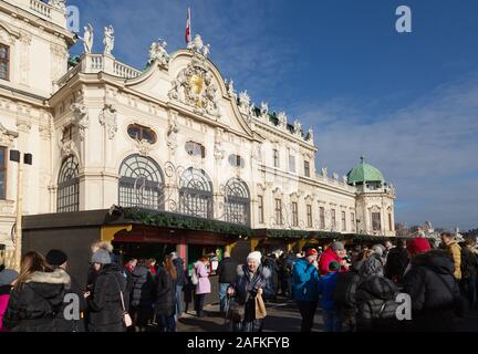 Wiener Weihnachtsmärkte - Menschen einkaufen auf dem weihnachtsmarkt im Schloss Oberes Belvedere, Wien Österreich Europa Stockfoto