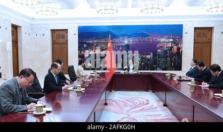 Peking, China. 16 Dez, 2019. Chinesische Ministerpräsident Li Keqiang trifft sich mit Chief Executive von Hong Kong Special Administrative Region (HKSAR) Carrie Lam, der auf die Pflicht, besuchen, in Peking, der Hauptstadt von China, Dez. 16, 2019. Quelle: Rao Aimin/Xinhua/Alamy leben Nachrichten Stockfoto