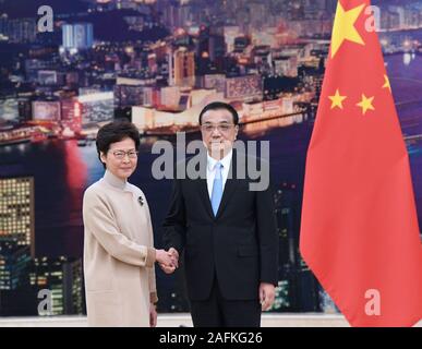 Peking, China. 16 Dez, 2019. Chinesische Ministerpräsident Li Keqiang (R) trifft sich mit Chief Executive von Hong Kong Special Administrative Region (HKSAR) Carrie Lam, der auf die Pflicht, besuchen, in Peking, der Hauptstadt von China, Dez. 16, 2019. Quelle: Rao Aimin/Xinhua/Alamy leben Nachrichten Stockfoto