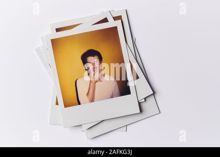 Stapel von Instant Film Fotos von der Modellierung Casting im Studio mit Schuß des jungen Mannes auf der Oberseite Stockfoto