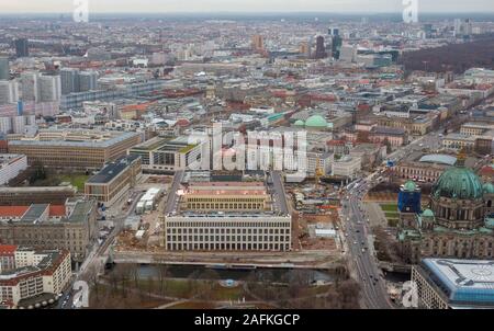 Berlin, Deutschland. 11 Dez, 2019. Die Baustelle für das Berliner Stadtschloss neben dem Berliner Dom kann aus dem Berliner Fernsehturm am Alexanderplatz zu sehen. Quelle: Michael Kappeler/dpa/Alamy leben Nachrichten Stockfoto