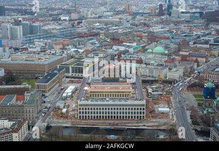 Berlin, Deutschland. 11 Dez, 2019. Die Baustelle für das Berliner Stadtschloss neben dem Berliner Dom kann aus dem Berliner Fernsehturm am Alexanderplatz zu sehen. Quelle: Michael Kappeler/dpa/Alamy leben Nachrichten Stockfoto