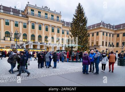 Wiener Weihnachtsmärkte; Menschen einkaufen an den Ständen; vor dem historischen Schloss Schönbrunn, Wien Österreich Europa Stockfoto