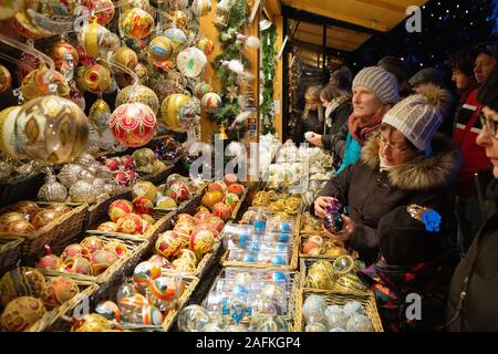 Wiener Weihnachtsmarkt; Leute Einkaufen an einem weihnachtskugel ausgeht, Schloss Schönbrunn, Wien Österreich Europa Stockfoto