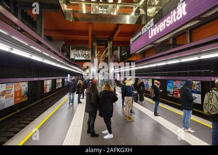 Wien U-Bahn - die Menschen warten auf die Plattform für einen Zug am Bahnhof, Universitat Wien Österreich Stockfoto