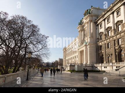 Wiener Innenstadt - Menschen zu Fuß im Winter auf dem Maria-Theresien Platz, am Naturhistorischen Museum, Wien, Österreich Europa Stockfoto