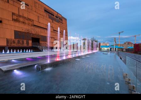 Danzig, Polen - Oktober 2, 2016: Brunnen in der Nähe der Gebäude der europäischen Solidarität Zentrum (ECS) Stockfoto