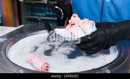 Thailand süße Lebensmittel Straße rühren - gebratenes Eis rollt mit freeze Pan. Konzept der organischen, natürlichen gerollt Eis, Dessert. Stockfoto