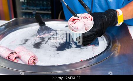 Thailand süße Lebensmittel Straße rühren - gebratenes Eis rollt mit freeze Pan. Konzept der organischen, natürlichen gerollt Eis, Dessert. Stockfoto