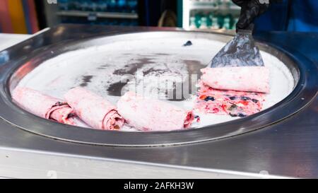 Thailand süße Lebensmittel Straße rühren - gebratenes Eis rollt mit freeze Pan. Konzept der organischen, natürlichen gerollt Eis, Dessert. Stockfoto