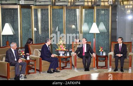 (191216) - Peking, Dez. 16, 2019 (Xinhua) - chinesische Vizepräsident Wang Qishan (2. R) trifft mit dem ehemaligen japanischen Ministerpräsidenten Yukio Hatoyama (2. L vorne) und andere ehemalige ausländische Politiker und ausländische Diplomaten in China vor zu einem Empfang zum Gedenken an den 70. Jahrestag der Gründung des Chinesischen Volkes für Auswärtige Angelegenheiten (CPIFA), in Peking, der Hauptstadt von China, Dez. 16, 2019. (Xinhua/Li Xiang) Stockfoto