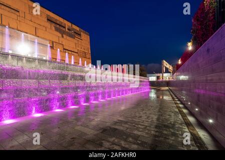 Danzig, Polen - Oktober 2, 2016: Brunnen in der Nähe der Gebäude der europäischen Solidarität Zentrum (ECS) Stockfoto