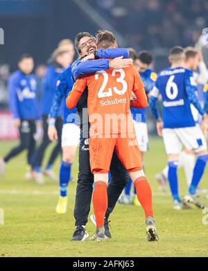 Letzte Jubel GE, Trainer David Wagner (GE) Umarmungen goalwart Markus Schubert (GE) Fußball 1. Fussballbundesliga, 15. Spieltag, FC Schalke 04 (GE) - Eintracht Frankfurt (F) 1:0, am 15. Dezember 2019 in Gelsenkirchen/Deutschland, € | Nutzung weltweit Stockfoto