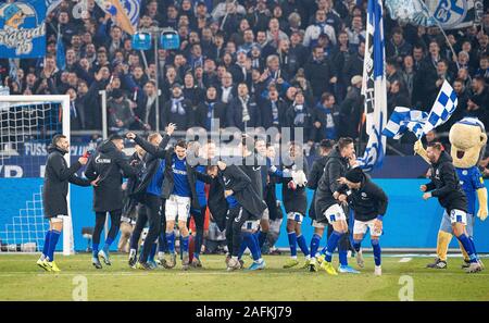 Letzte Jubel GE, die Spieler feiern und tanzen vor den Fans. Fussball 1. Bundesliga, 15.Spieltag, FC Schalke 04 (GE) - Eintracht Frankfurt (F), am 15. Dezember 2019 in Gelsenkirchen. € | Nutzung weltweit Stockfoto