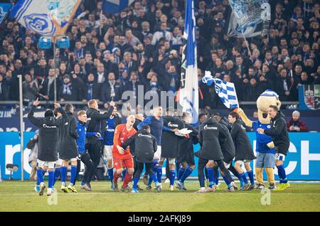 Letzte Jubel GE, die Spieler feiern und tanzen vor den Fans. Fussball 1. Bundesliga, 15.Spieltag, FC Schalke 04 (GE) - Eintracht Frankfurt (F), am 15. Dezember 2019 in Gelsenkirchen. € | Nutzung weltweit Stockfoto