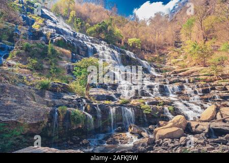 Der Mae Ya Wasserfall ist eine der schönsten Kaskaden in Doi Inthanon, Chiang Mai. Wasser fließt aus 280 Metern. Stockfoto