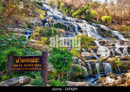 Der Mae Ya Wasserfall ist eine der schönsten Kaskaden in Doi Inthanon, Chiang Mai. Wasser fließt aus 280 Metern. Stockfoto