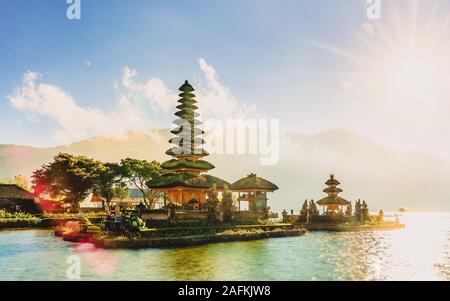 Pura Ulun Danu Tempel auf dem See Bratan in Bali, Indonesien ist ein großer Wassertempel auf Bali. Sehenswürdigkeiten und Wahrzeichen von Bali Stockfoto