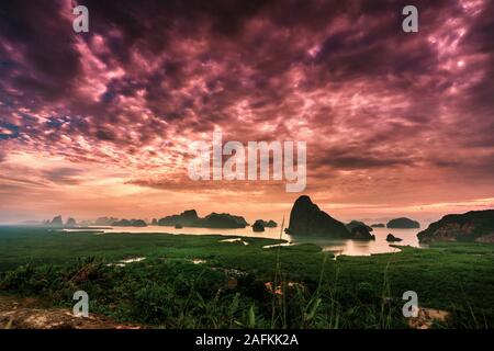 Atemberaubende Aussicht auf die schöne Bucht von Phang Nga mit der reinen Kalkstein Karst, ragen senkrecht aus dem smaragdgrünen Wasser, Thailand. Stockfoto