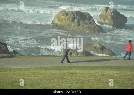 Mann in einem beret Wandern entlang der Küste, pasakdek Stockfoto