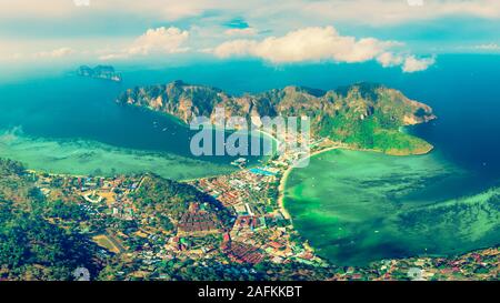 Koh Phi Phi Don, Aussichtspunkt - Paradies Bucht mit weissen Stränden. Blick von oben auf der tropischen Insel über Tonsai Village, Ao-tonsai, Ao Dalum. Krabi Stockfoto