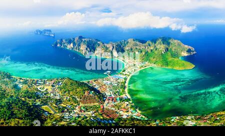 Fantastischer Luftblick auf den tropischen Inseln Phi Phi Don und Phi Phi LEH im Meer. Attraktionen und Sehenswürdigkeiten von Crabi, Thailand in Asien Stockfoto
