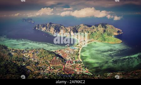 Fantastischer Luftblick auf den tropischen Inseln Phi Phi Don und Phi Phi LEH im Meer. Attraktionen und Sehenswürdigkeiten von Crabi, Thailand in Asien Stockfoto