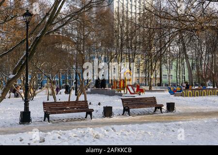 Perm, Russland - Dezember 14, 2019: Schnee - Spielplatz im Winter Park abgedeckt Stockfoto