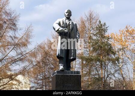 Perm, Russland - Dezember 14, 2019: Schnee bedeckt Denkmal für Wladimir Lenin im Park vor dem Hintergrund der Winter Bäume Stockfoto