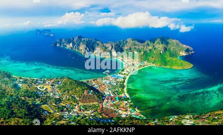 Reisen Sie Urlaub Hintergrund - tropische Insel mit Resorts - Phi-Phi-Insel, Provinz Krabi, Thailand Stockfoto