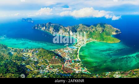 Reisen Sie Urlaub Hintergrund - tropische Insel mit Resorts - Phi-Phi-Insel, Provinz Krabi, Thailand Stockfoto