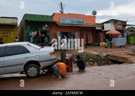 Reifen am Straßenrand, Uganda, Ostafrika November 2019 geändert Stockfoto