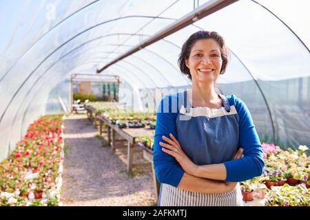 Portrait von reife Frau in Gartencenter Gewächshaus Stockfoto