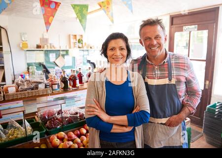 Portrait von Reifes Paar läuft Organic Farm Shop gemeinsam Stockfoto