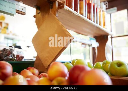 Säcke aus Papier hängt über Obst und In organischen Farm Shop angezeigt werden Stockfoto